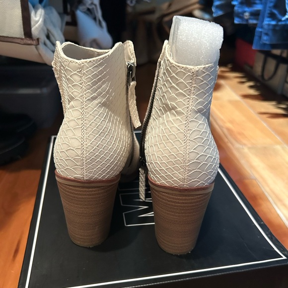 Mia Patton Ivory Python Faux Leather Western Style Bootie - Size 8 - Picture 5 of 7